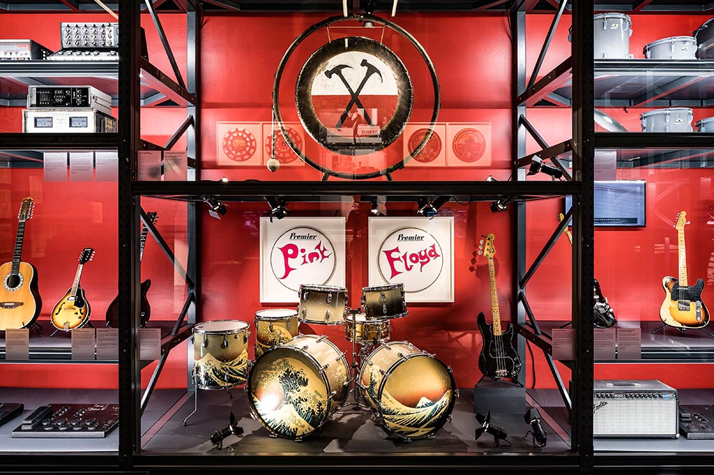 Diverse Instrumente und Bühnentechnik