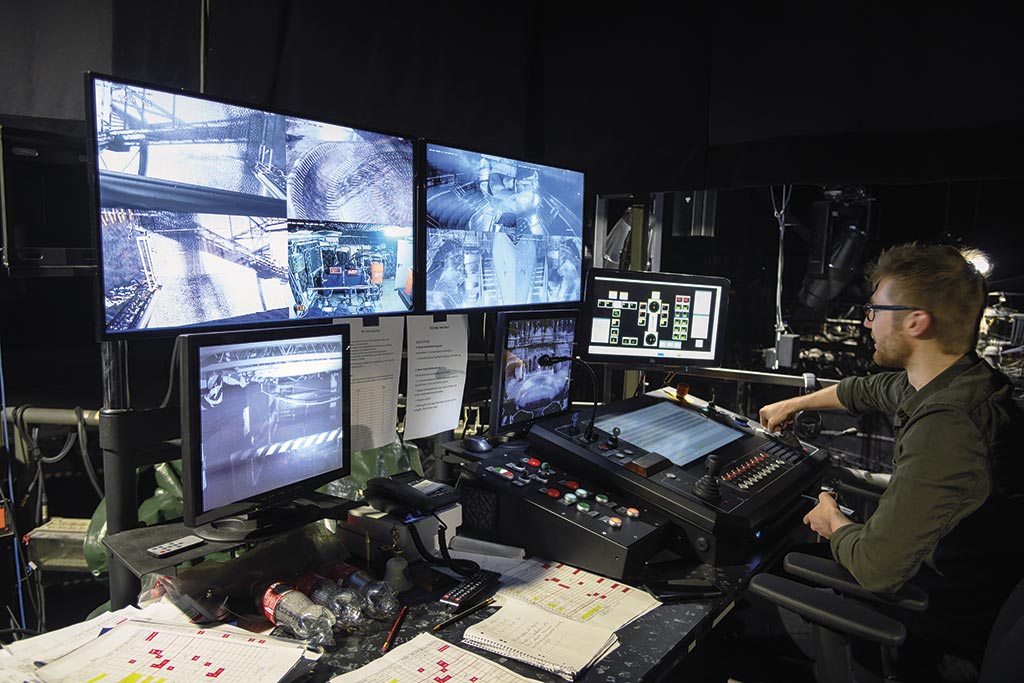 Yannik Reigber steuert die komplexe Bühnentechnik im STARLIGHT-EXPRESS-Theater