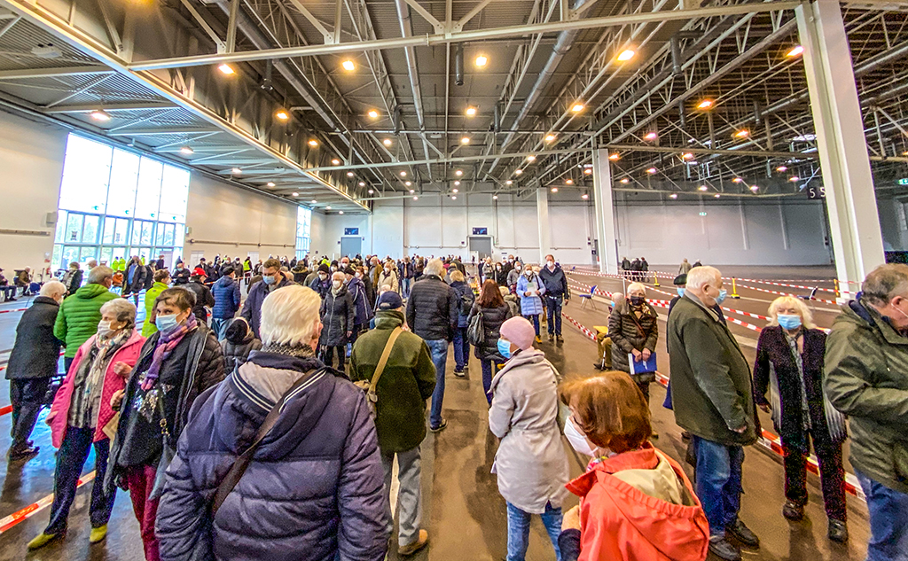 Mehrere hundert meist ältere Menschen drängen sich in der Warteschlange ohne ausreichenden Sicherheitsabstand