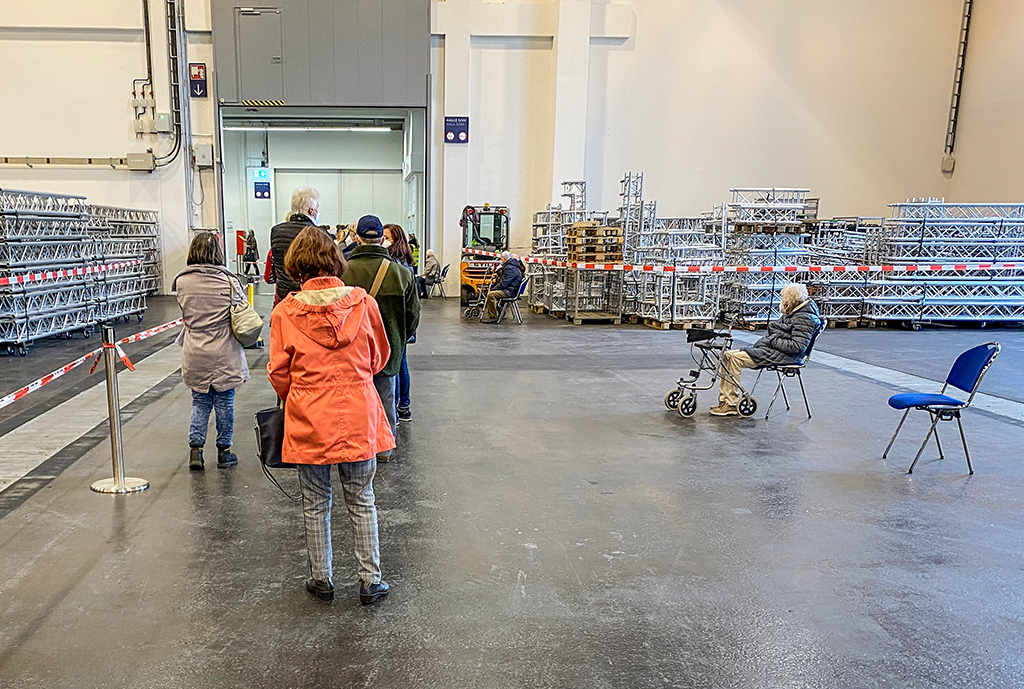 Am vorderen Ende der Schlange konnten die Hochbetagten auf Stühlen auf ihre Begleitperson warten