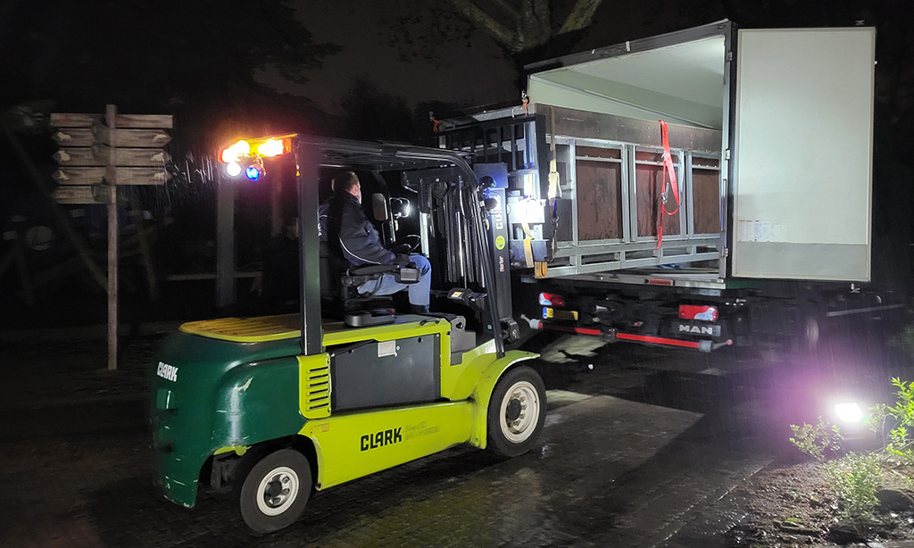 Der Transportbehälter wird entladen